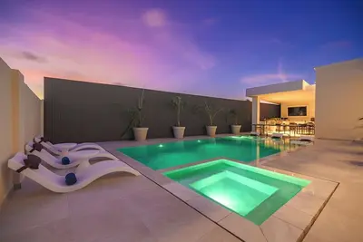 Image de New Luxury 3br3ba w/Private Pool & Outdoor Kitchen