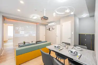 Image de Luxury 2br, 2-toilet home! Theater, full kitchen, kids' room & garage. Family-ready!