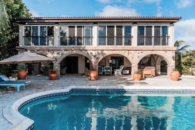Oceanfront Villa w/ Private pool, private oceanfront access & sunset views