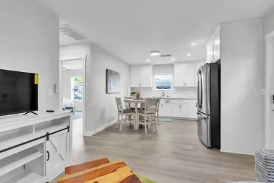 Image de Stay Bright. Stay Relaxed. Stay at Sacramento Hideaway.