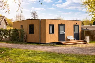 Image de Chalet moderne en bois sur l'eau avec sloop