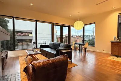Image de Mid Century Modern 2-bedroom apartment in the heart of Seattle