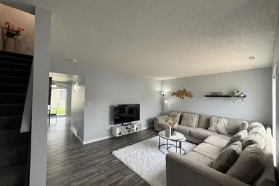 Image de 3br, Entire townhome | Parking | Near Qe2, shopping malls | 10min to Yeg airport