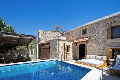 Image de Stone-built cottage with private pool, hot tub and spacious garden!
