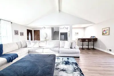 Image de Spacious Luxury Charming 4-bedroom2/5 baths, Creek View, Game Room in Marietta