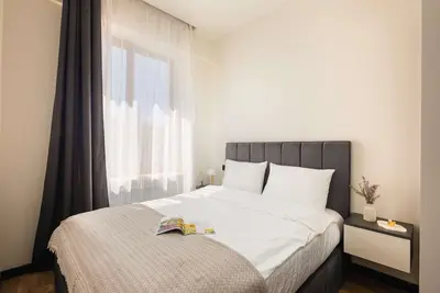 Image de Bright, quiet room with modern renovation and comfortable furnishings.