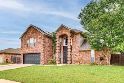 Image de Spacious 5-Bedroom Luxury Villa in Burleson, Tx – Private Pool Sleeps 18