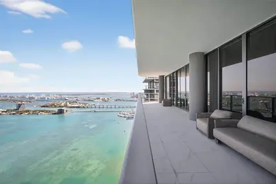 Image de Waterfront Opulent Sky Penthouse | Aria Reserve