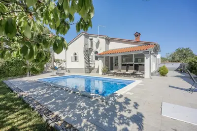 Holiday House Cambera with pool