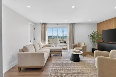 Image de Holman's Harbourview Suite -Renovated Waterview Suite in the Heart of Summerside