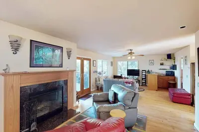 Image de Cloverdale Hillside Lodge on 7 Wooded Acres