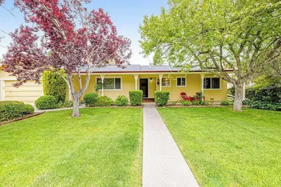 Image de Kenwood Home with Bocce Court and Hot Tub