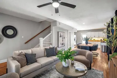 Image de Two-Story 2br Home with King Beds Near Downtown, Full Kitchen, WiFi & Easy Access