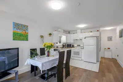 Image de 2 Bds suite beautiful Yard near Pne