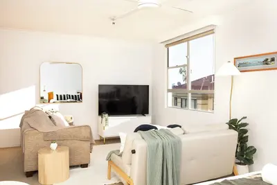 Image de Studio élégant avec vue imprenable sur le pont de Sydney depuis la piscine. Tout confort, 4 couchages.
