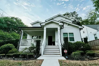 Image de Luxe Modern Farmhouse in the heart of everything!