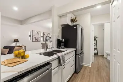 Image de 1Mi to Downtown Cary, Townhouse with Spa Bath