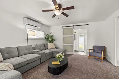 Image de Puddles` Retreat with Hot Tub & Game Room