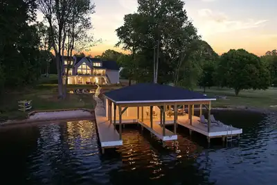 Image de Luxe Lakefront 5br Suites w/ Views, Beach, Dock,