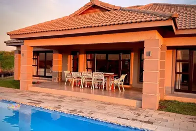 Image de Luxury 4-bedroom en-suite villa with private pool, Ac in Nkonyeni