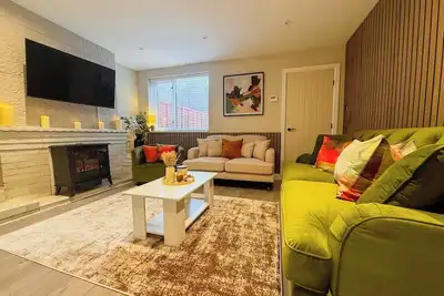 Image de Forest Inspired Home! Near M1 and Superb Locations