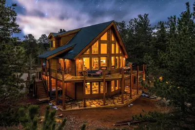 Image de Handcrafted 3 Bedroom A-frame retreat with custom Himalayan Salt Room & Spa.