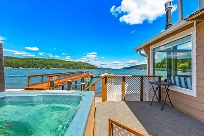 Image de 4br Waterfront Dock | Hot Tub | Hood Canal Views