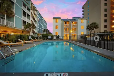 Image de Sea House Villas - Oceanfront Estate w/ Large Pool (Sleeps 60 Across 6 Units)