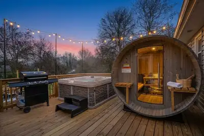 Image de Elevated Retreat w/ Hot Tub, Sauna + Game Room - Sleeps 12