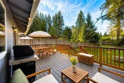 Image de Serene Lake Home w/ Canoe & Big Forested Yard