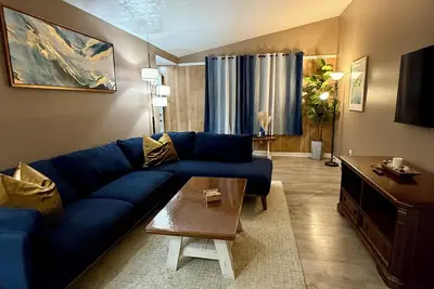 Image de 3 bedroom home, sleeps 8, King Bed with private bathroom, 5 miles from Graceland