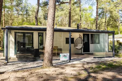 Image de Joli chalet dans un parc  avec piscine