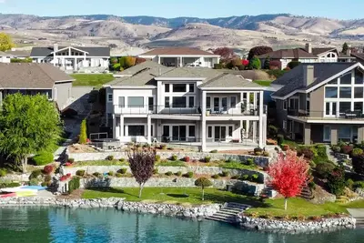 Image de Crown of the Lake, Hot Tub, Pickle Ball, Wapato Point, Working Space