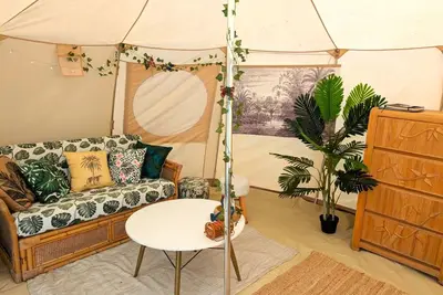 Image de Vivez une aventure insolite dans notre Jungle Tent avec camion militaire vintage