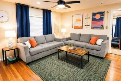 Image de The Pinewood House | Near Usao + Close to Downtown