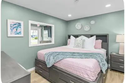 Image de Seaside Flamingo Retreat in Downtown Cocoa Beach. . . Walk to Beach, Shops & Dining