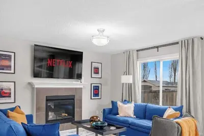 Image de Game Night Getaway - HotTub - Ac - Bbq - Firetable - KingBed