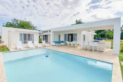 Image de A/C Living Room | Luxury | 3 En-Suite Bathrooms.