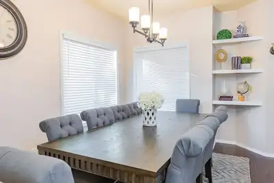 Image de Spacious Huge house with Large Lot with Hot tub near Portland Airport