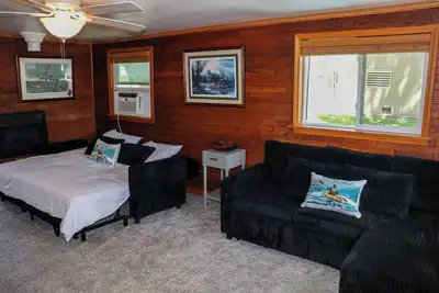 Image de Cottage on Lake Winnebago with Boat & WaveRunner Rentals next door.