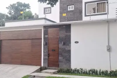 Image de Cozy 2-bedroom, 3 Double queen bed, 2. 5 Bath house in San Pedro Sula with Ac