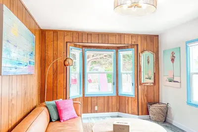 Image de Epic Pleasure Point Beach Cottage