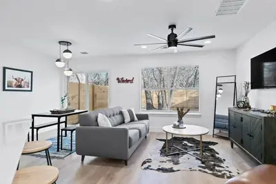 Image de Charming Urban Home with pet friendly backyard