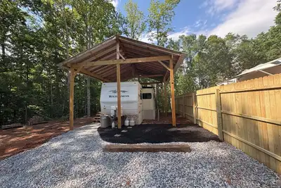 Image de Camping on Fancy-Perfect for small family getaway or couples retreat!
