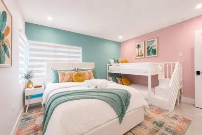 Image de New Home Near Art & Design District - Sleeps 14