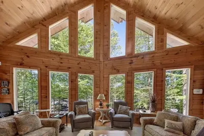 Image de Waterfront Log Cabin with Boathouse, sandy beach and firepit on Lake Anna