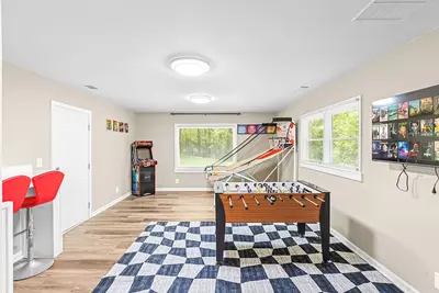 Large Home/ Fully Appointed /Game Room!