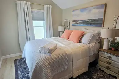 Image de Salty Fin Cottage in Promise Land, Walk to Downtown