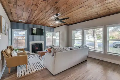 Image de The Blue Bungalow on North-4 Mins to At&T Stadium