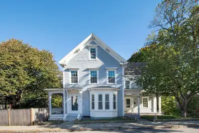 Image de Downtown 5br home with ocean views, yard, and parking!